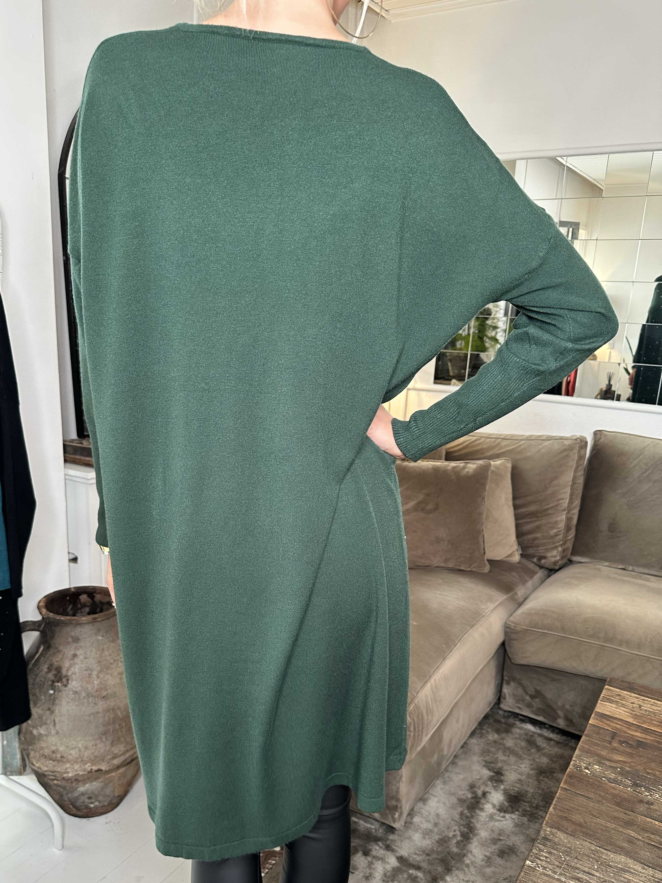 Elisa - Mjuk stickad klänning dekorerad med små stenar